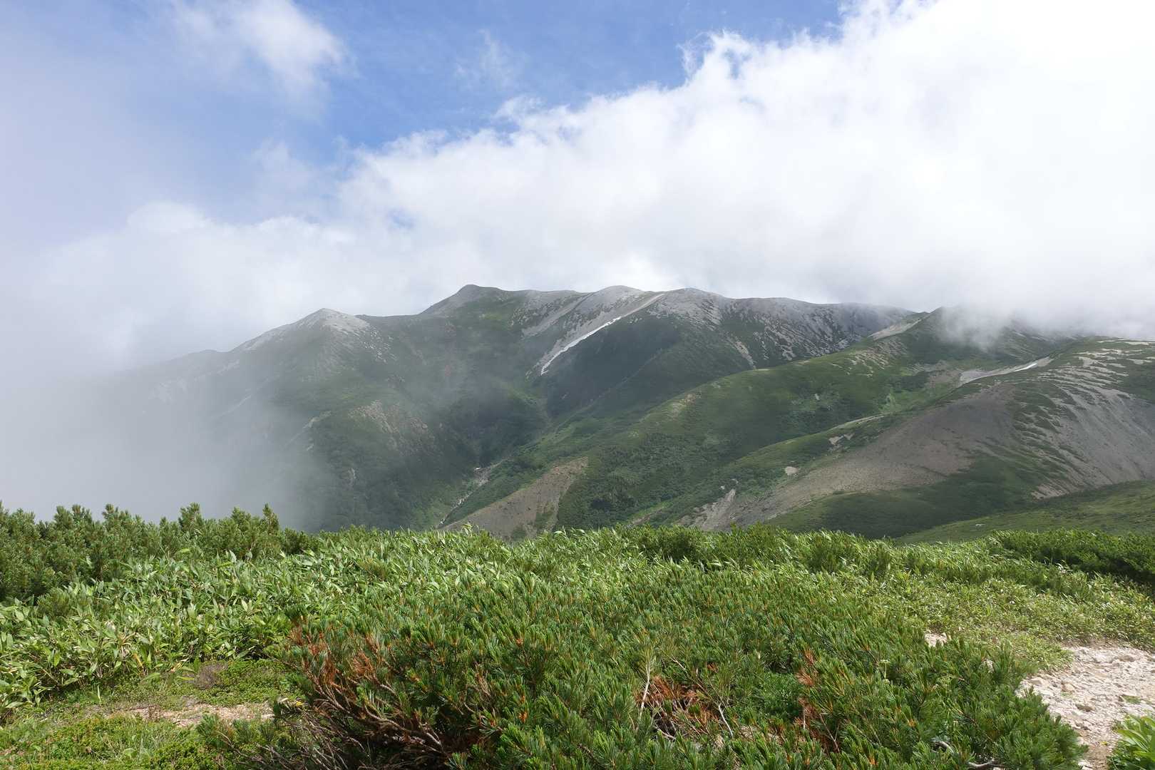 だんだん雲が取れてきて時折白馬大池から白馬岳への縦走路が見えるように✨