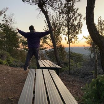 日の出を待つ姿をセルフタイマーで。このベンチでお茶とお菓子を食べながら待ちました。
