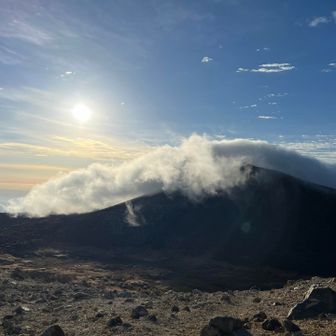 中岳近くの避難小屋から

稲星山に雲☁がかかってきた
