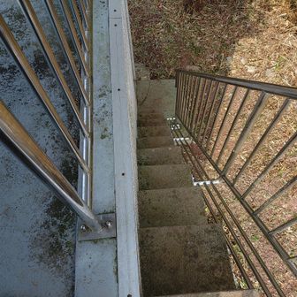 後付けの手摺が無かったら怖くて登れなかった