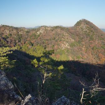 高松から、ここから眺めると今日歩いた道が見渡せる、とトーコさんが教えてくれた。

 右に三床山だ❤️