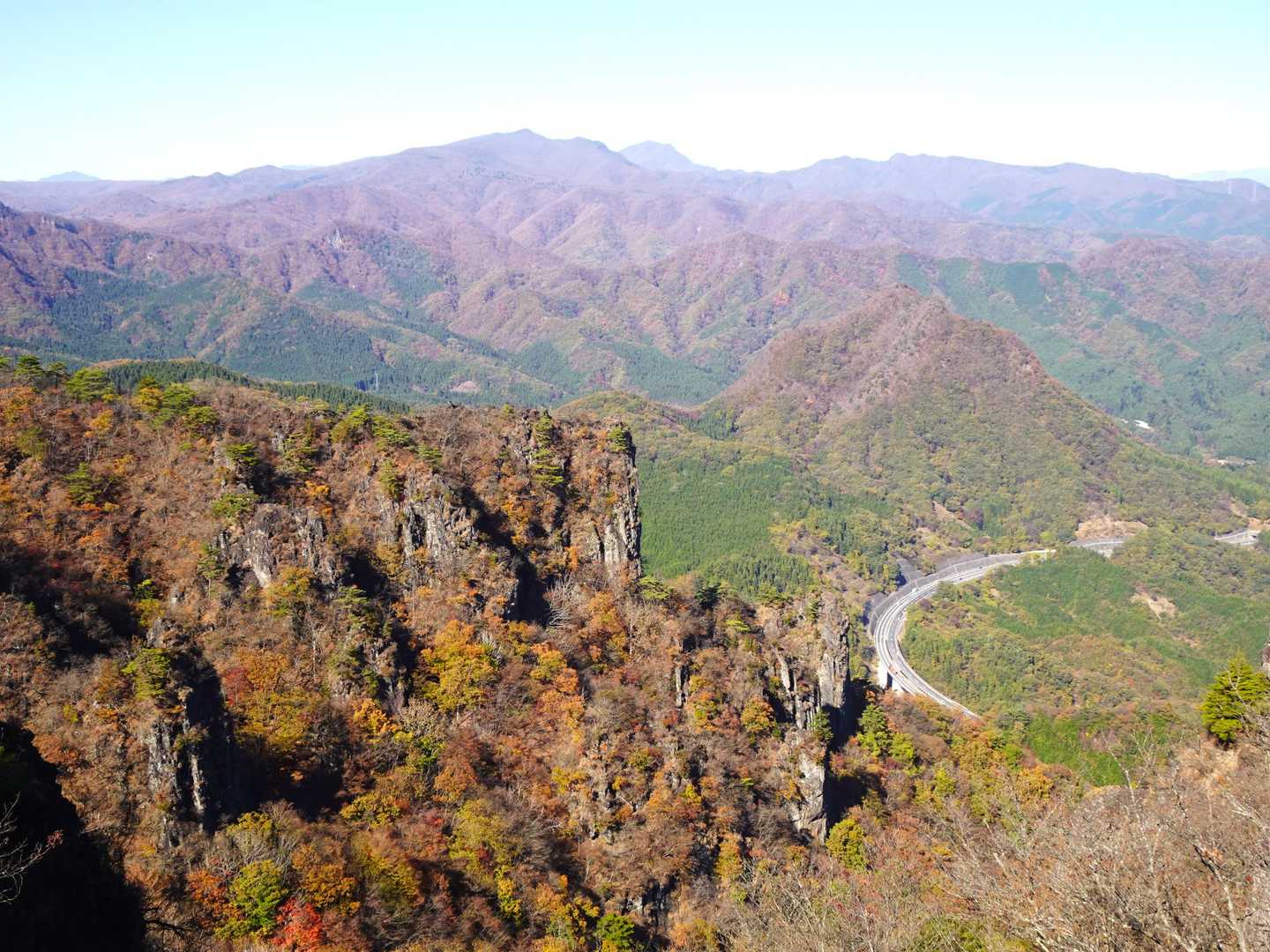 手前は展望台のある岩尾根。
道路は上信越道。