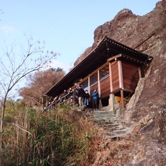 多くの人たちがご来光を待つ不動堂。
我らは手前の岩場で初日の出を待つ。