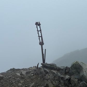 位置的には小聖岳⛰️だが、これは看板が吹っ飛んだ残骸⁉️