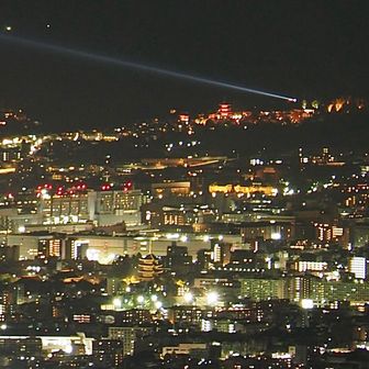 拡大。三重塔と五重塔