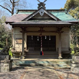 関ふれ⑧撮影ポイント、鷹取山の鷹取神社社殿。
社殿前のベンチテーブルでひと息つく。突然鳴り出した？サイレンは一体何だったんだろ。威嚇？警告？