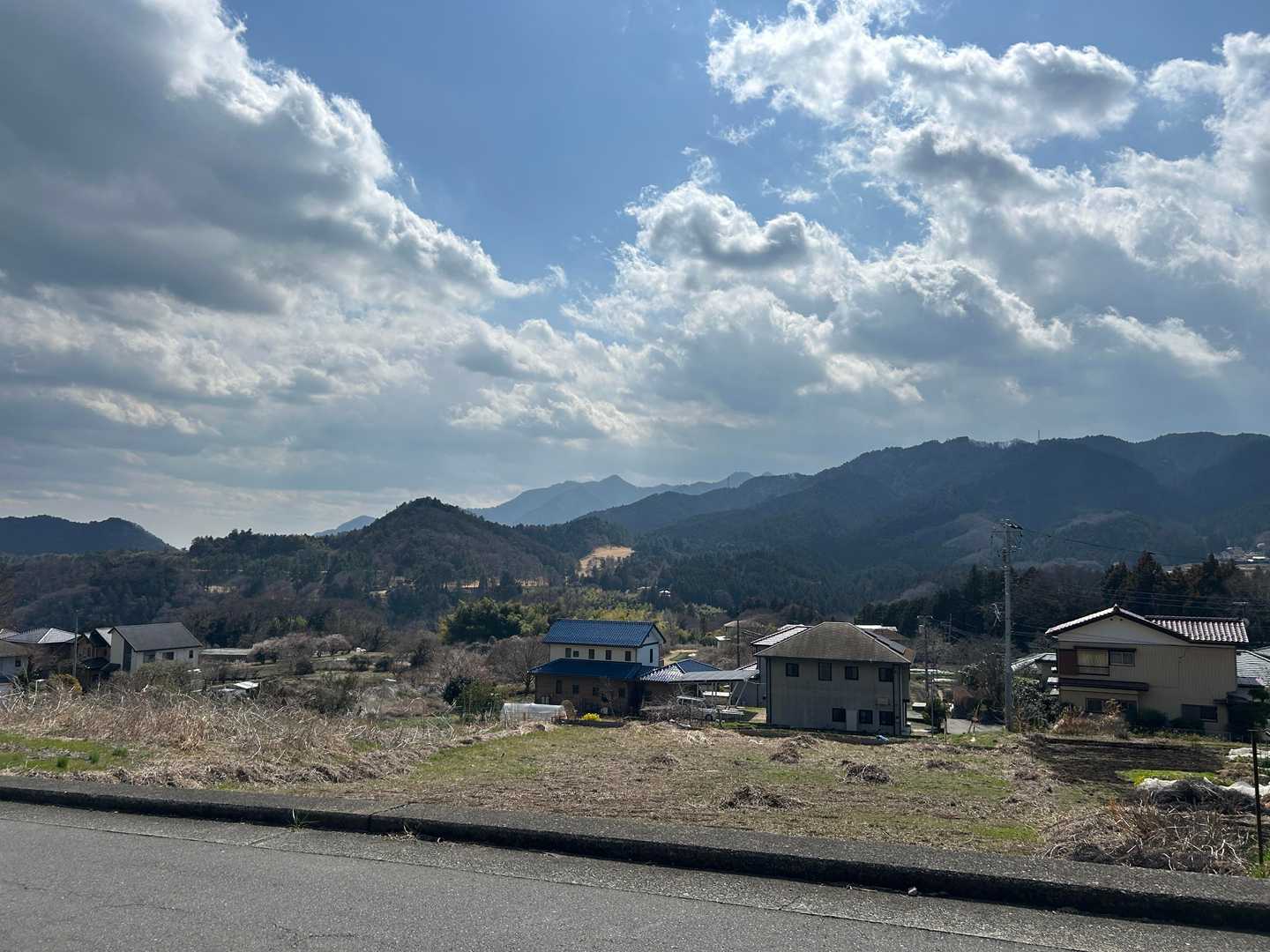 向こうに見えるのは相州アルプス
ゴールの駐車場まで舗装道路を暫く歩きます
