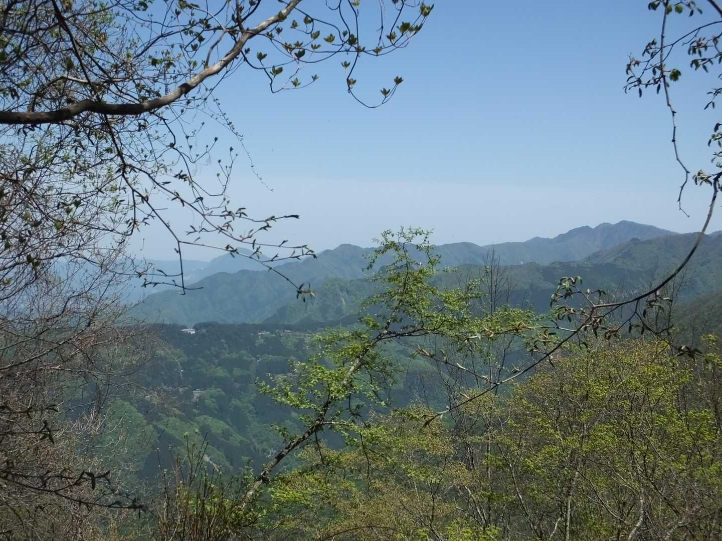 新緑の山々の景色に感動し…