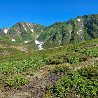 抜けました🙌
小岳最高点と思われます。
山頂へは緩やかに降ります。