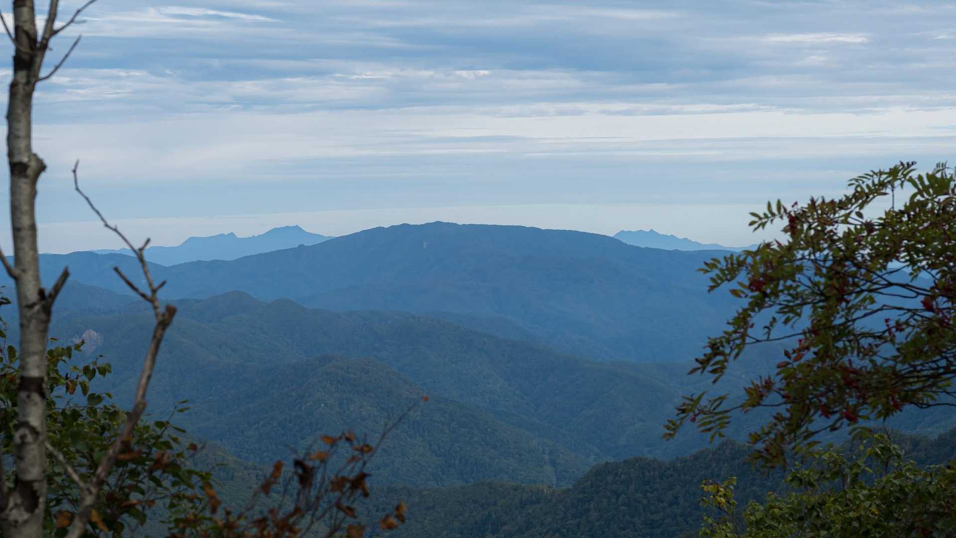 左奥は夕張岳、右奥は芦別岳の様です⛰️