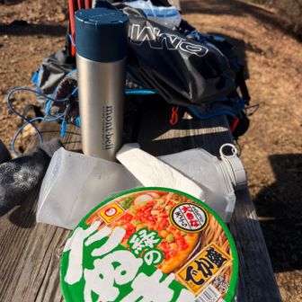 帰りの日の出山はもう混雑。1時間前はほとんど人が居なかったのにベンチ争奪戦。