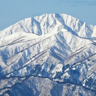 中ノ岳。手前は荒沢岳から兎岳へ向かう
稜線上の灰ノ又岳。