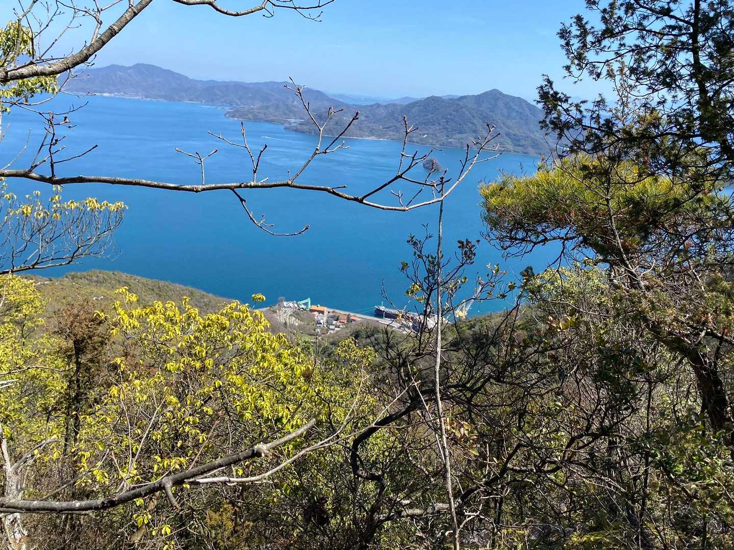 お昼を頂上展望台で食べて　下山開始
