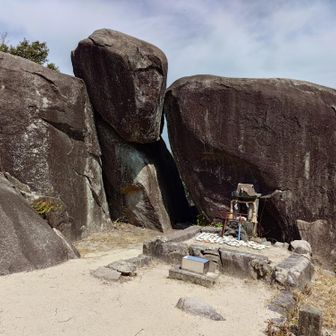 八天神社上宮の御神体岩