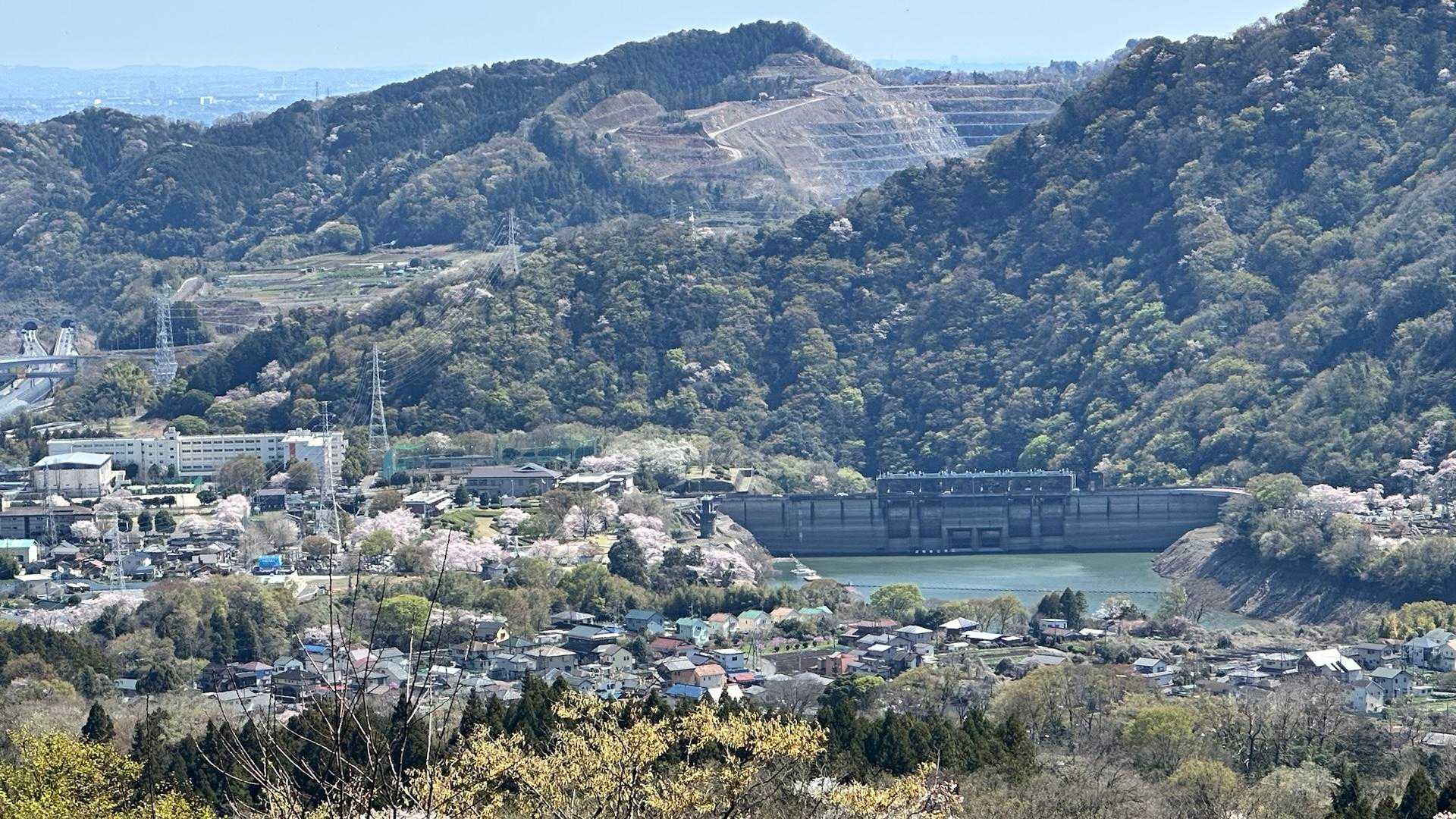 けど、展望は素晴らしいです

津久井湖方面が良く見えます

だいぶ水量が増えましたね
