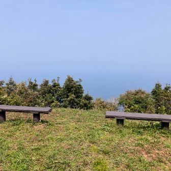 山頂の気持ち良いベンチ