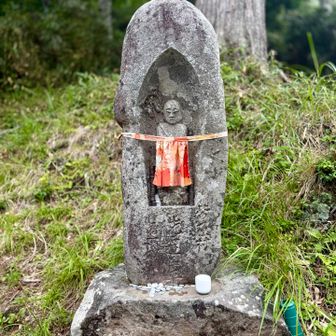 旧伊勢道の道標であったお地蔵さま😌。とても古いもののようです🙏