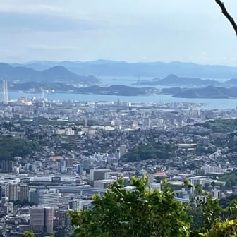 関門橋、奥に見えます。手前は、小倉の街