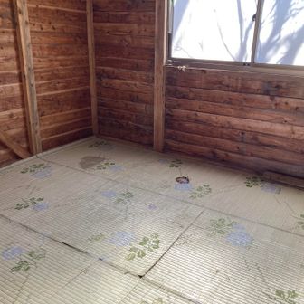 避難小屋
6畳、きれいにされていて問題なく泊まれる感じ