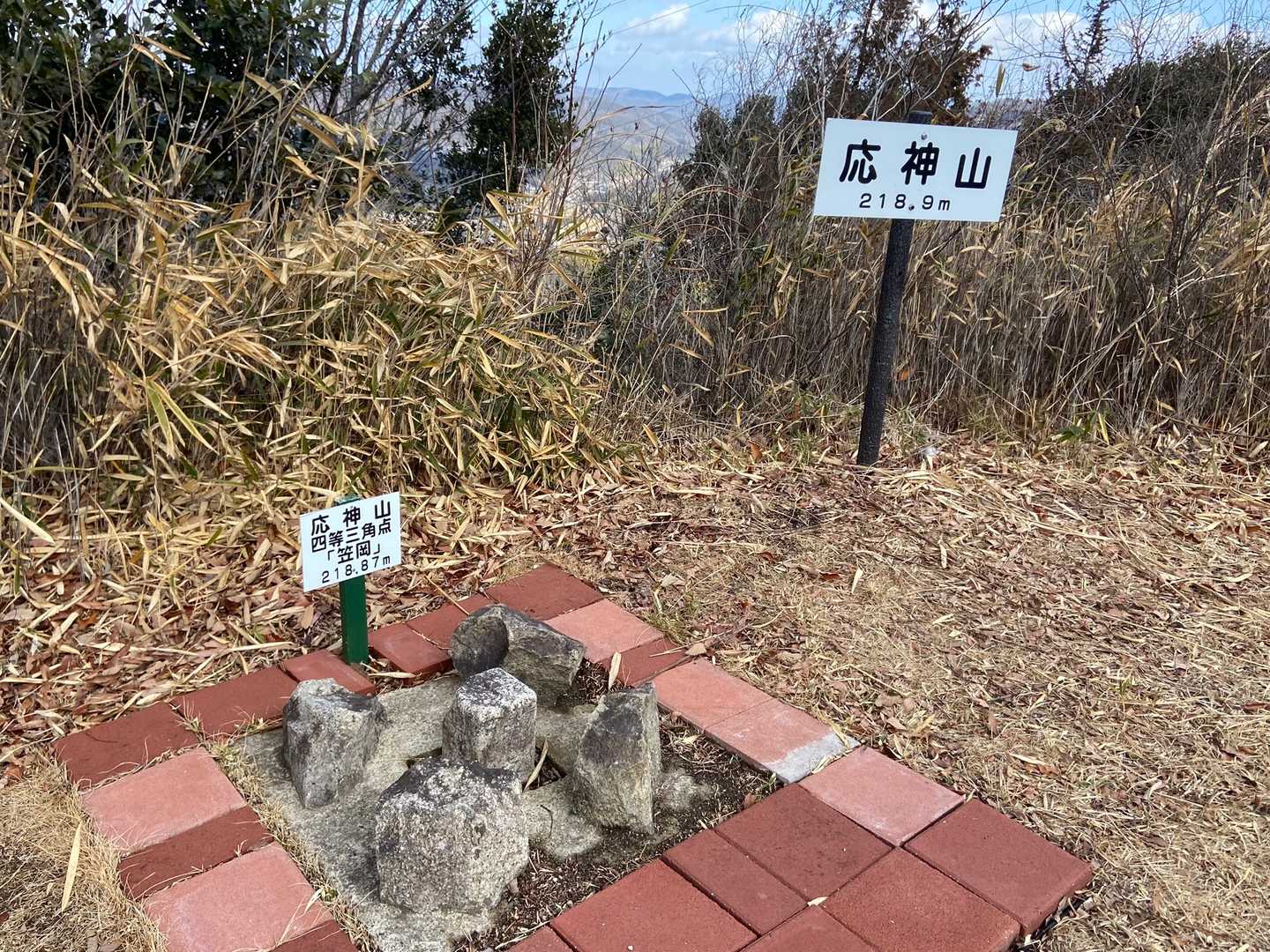 笠岡十名山の応神山到着
四等三角点
誰も会わずにここまできましたが、こちらで3名のハイカーさんがお昼をされていました。