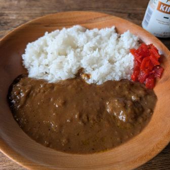 到着してさっそく鹿肉カレー（1600円）と一番搾り（600円）うまし！ご飯の炊き加減が最高なの本当に嬉しいな〜！！