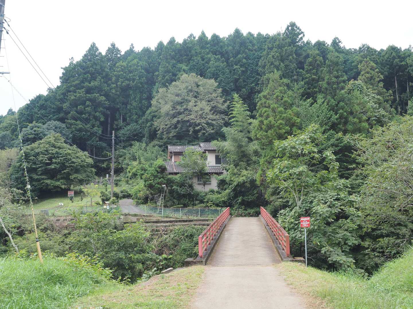 無事に下山
赤い橋の向こう、民家の左側に滝ノ平尾根コースの登山口があります