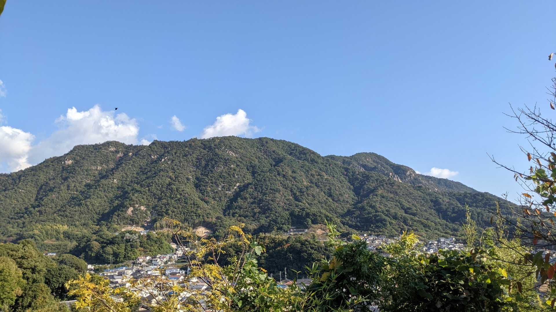突き抜ける山