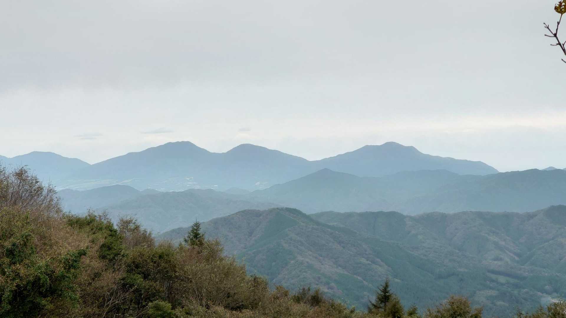 左から上中下蒜山(ひるぜん)　かな。