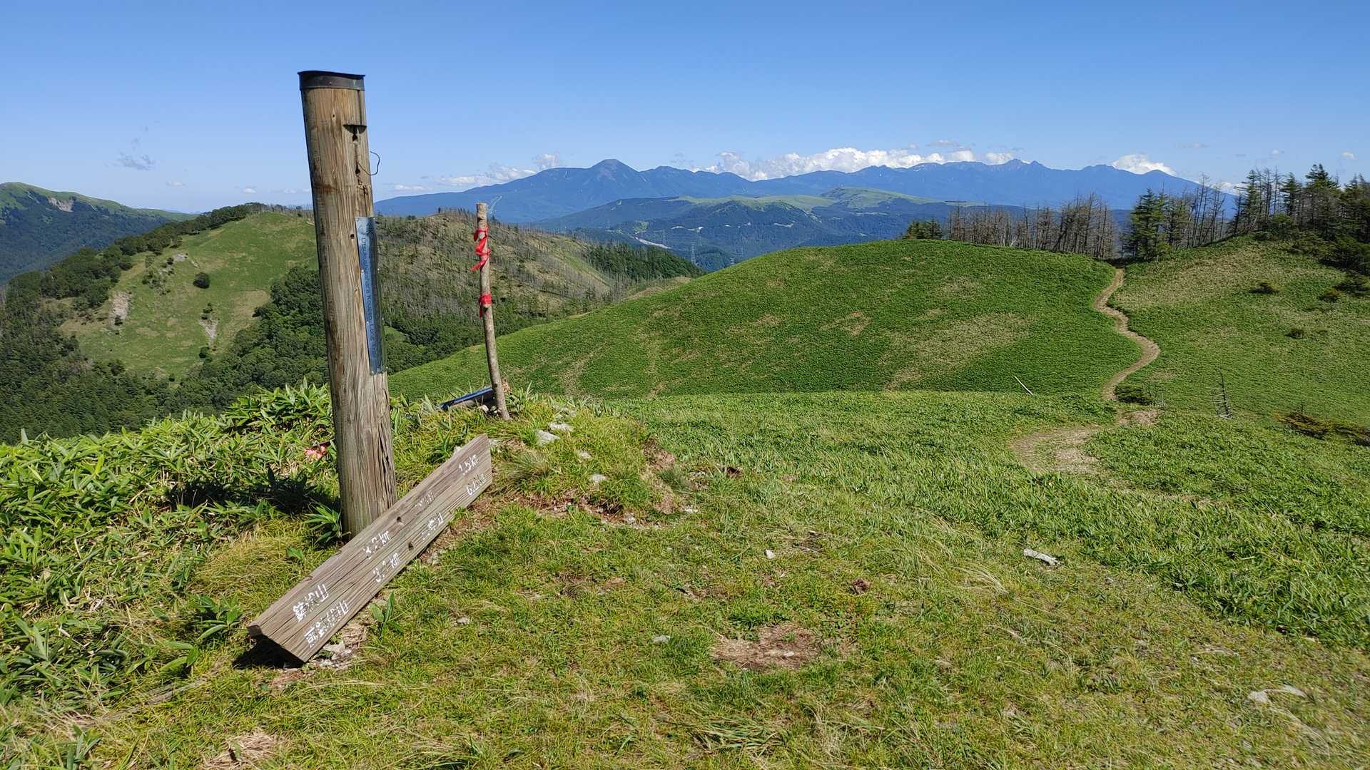 「前二ッ山」山頂到着です。
抜けるような青空と風光明媚な縦走路、誰もいない山域に自分一人の貸し切り登山( ´艸｀)
