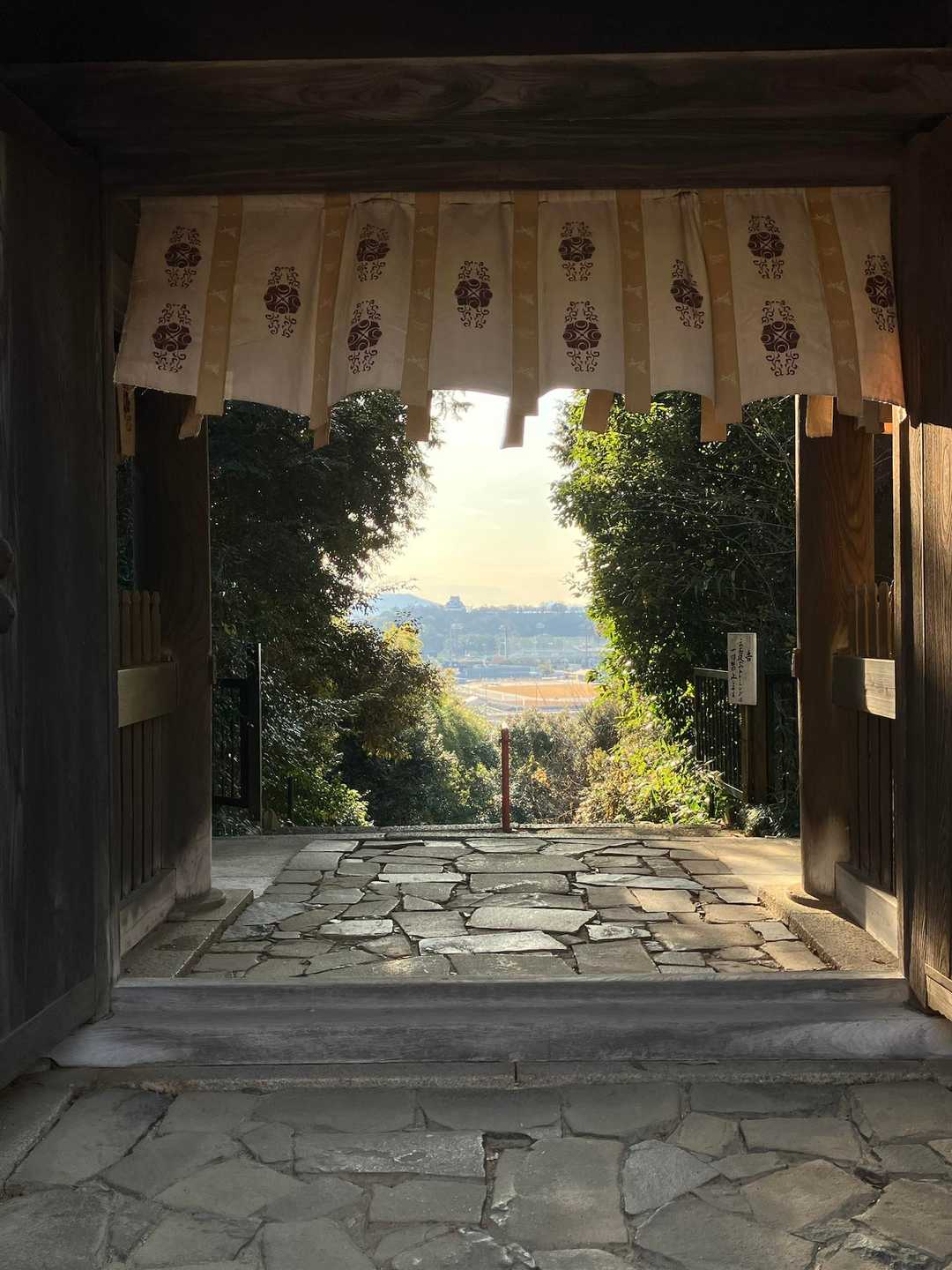 弁財天山門から微かに見える彦根城天守閣
