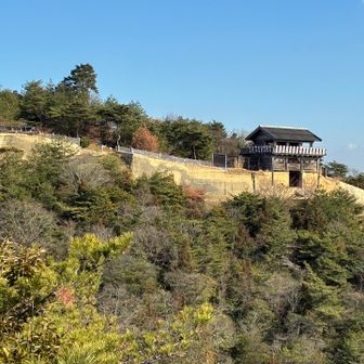 鬼ノ城展望デッキから復元された西門を展望する。