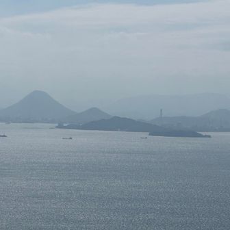 左手に讃岐富士（飯野山）と右手奥に薄っすらと象頭山（金比羅山）が見えます。