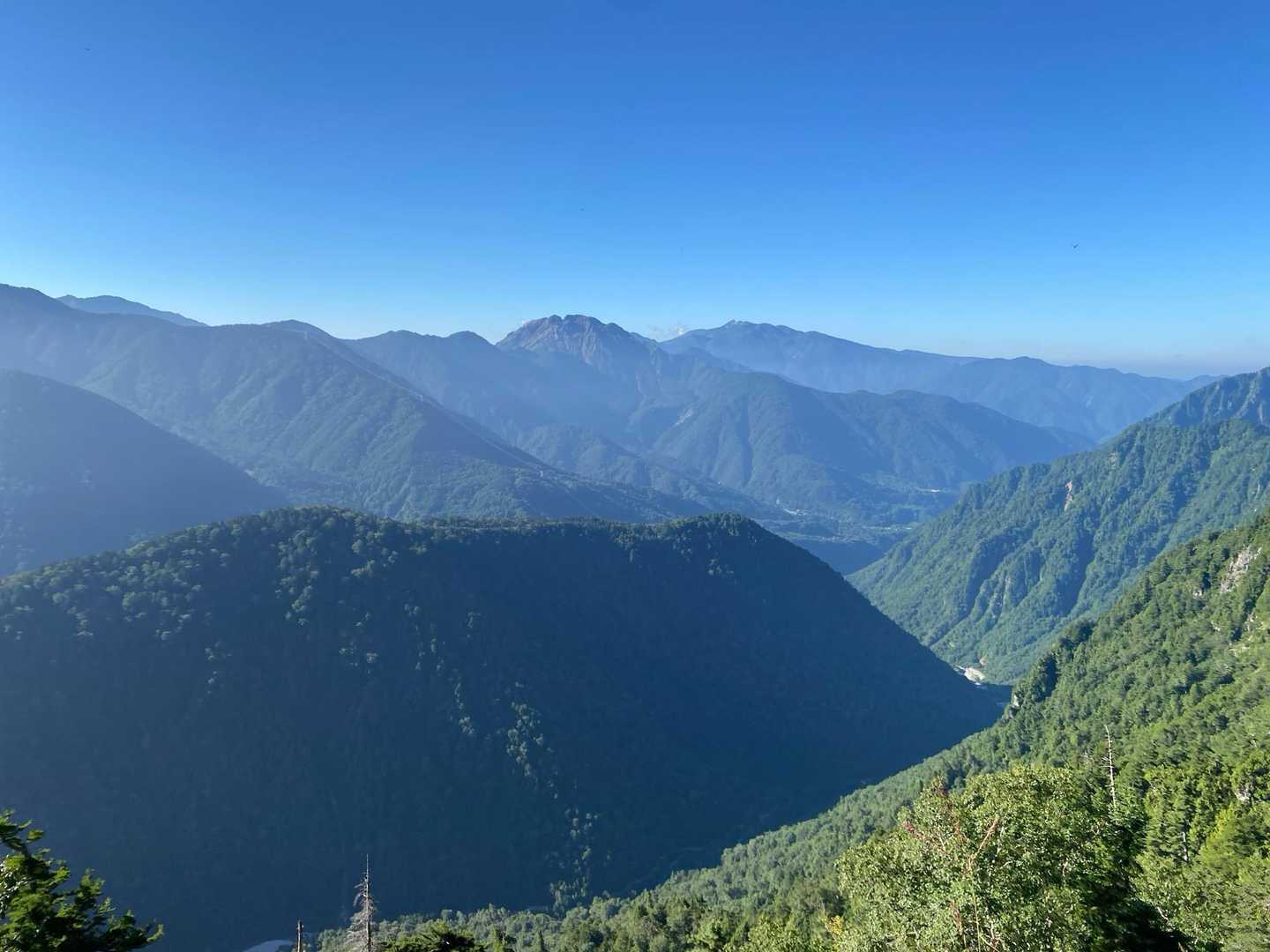 中央に焼岳、その右に乗鞍岳です✨