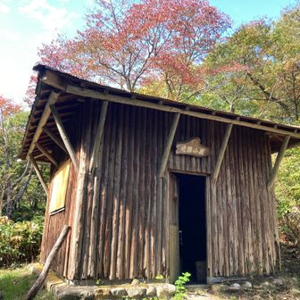 小屋もまだ健在
隣にあったトイレは撤去済み