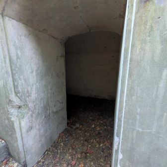 脇には弾薬庫があります。