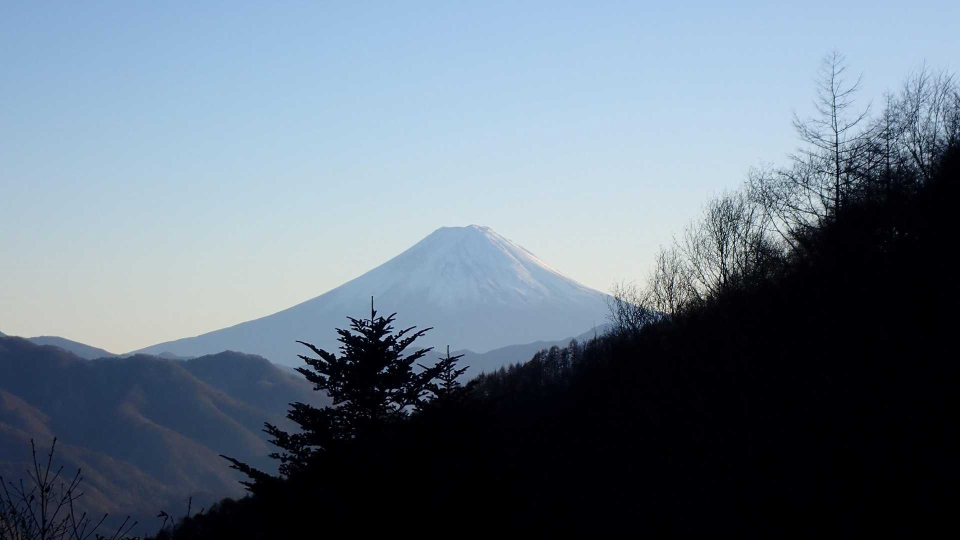 柳沢峠の展望所からも見えました🗻
茶屋は閉まっていて残念😢
黒蜜ソフト食べたかったな〜🍦