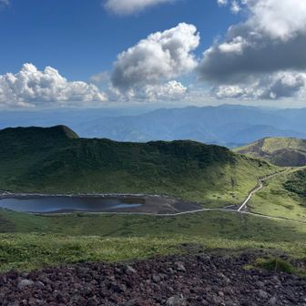 山頂から先ほどいた男岳方面を