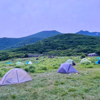 坊ガツルのテン場の横を通って