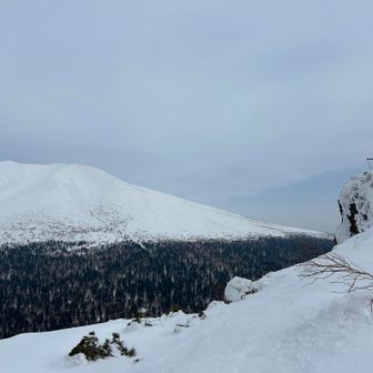 その前に、端っこに立ってみたら海別岳のデカさが引き立つ✨