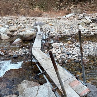 橋傾いてます😱