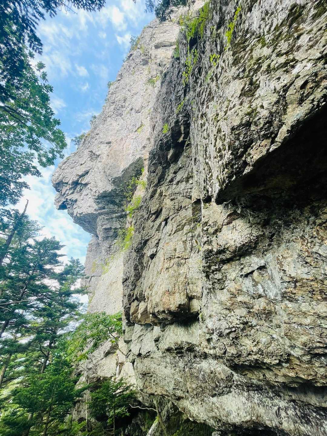 物々しさとは、圧ではなく、存在の濃度🪨
この岩は、ただそこにあるだけで、心がざわつく😆
