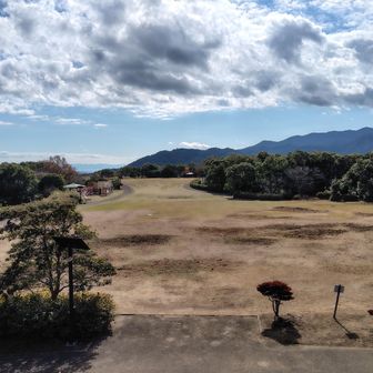 展望台から唐八景公園の広場を眺めます。
昔はただの斜めった丘だったのがすごく立派に整備されていました。
近隣学校の遠足の定番目的地でもあります。
家の近所なので現地集合現地解散にしてほしいと心底思っていました。