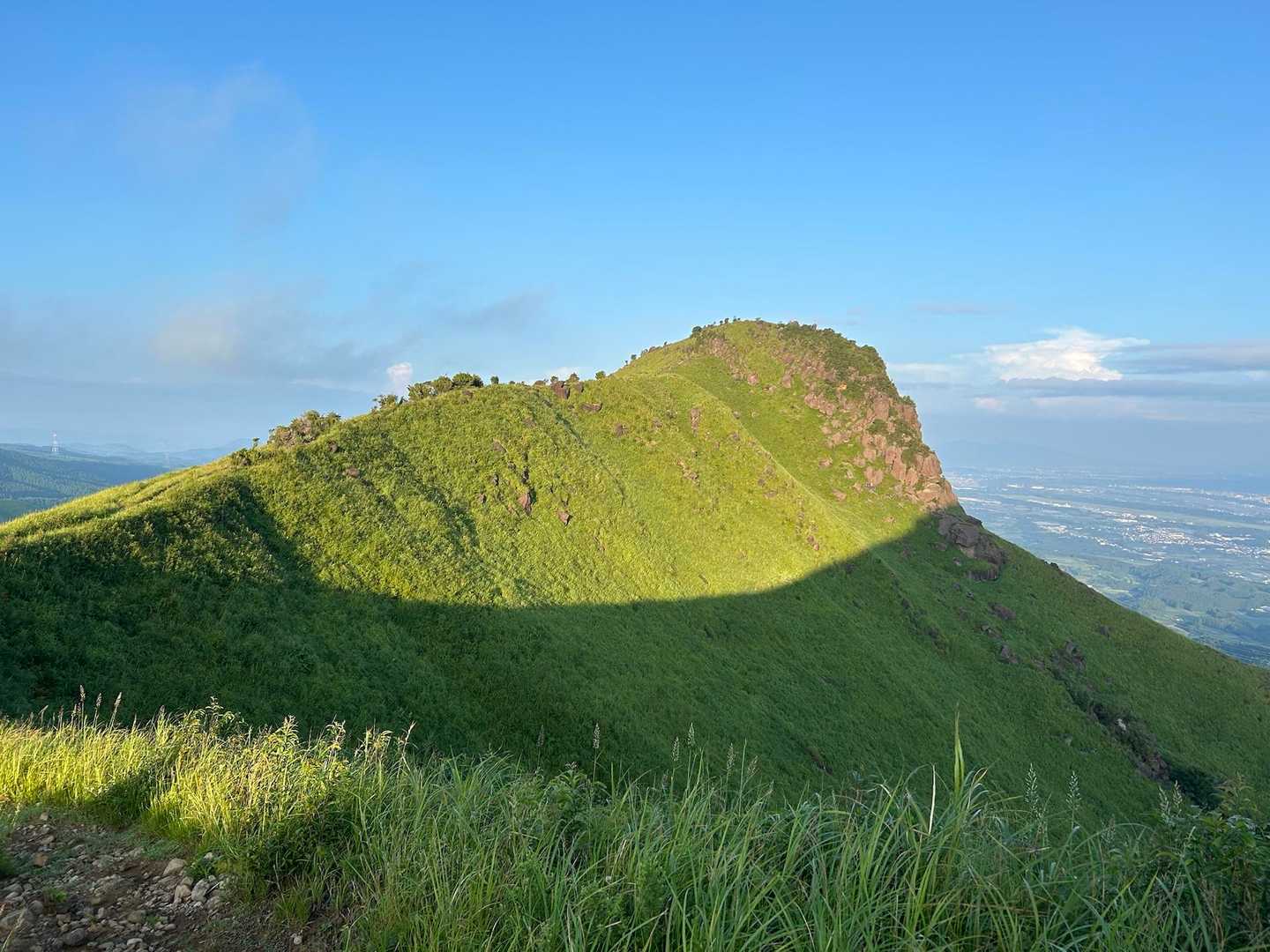 一ノ峯・二ノ峯 | 手軽に美しい稜線が見られる、阿蘇外輪山の穴場コースの写真