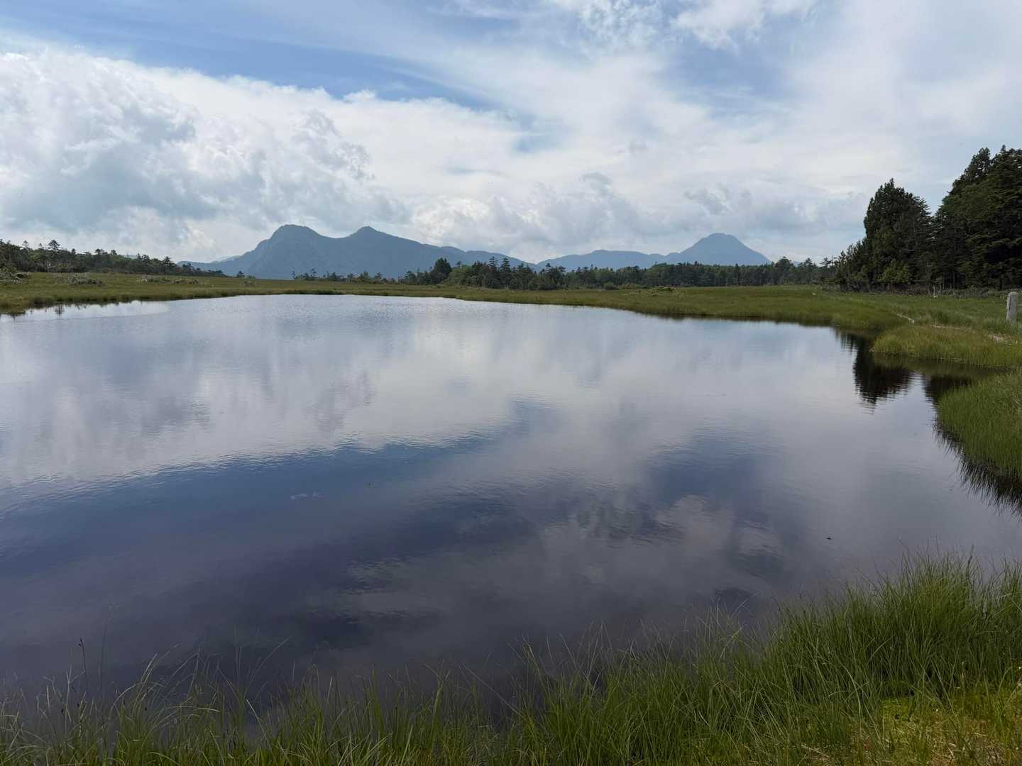 一番大きな池塘。
右に白根山、左に根名草山。