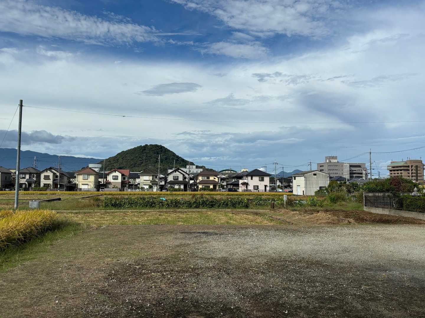 遠くに二上山が見えます。