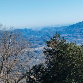 不老山からは津久井湖の左後ろに高尾山、右後ろに津久井城山。右手前で見切れてるのが石老山😙