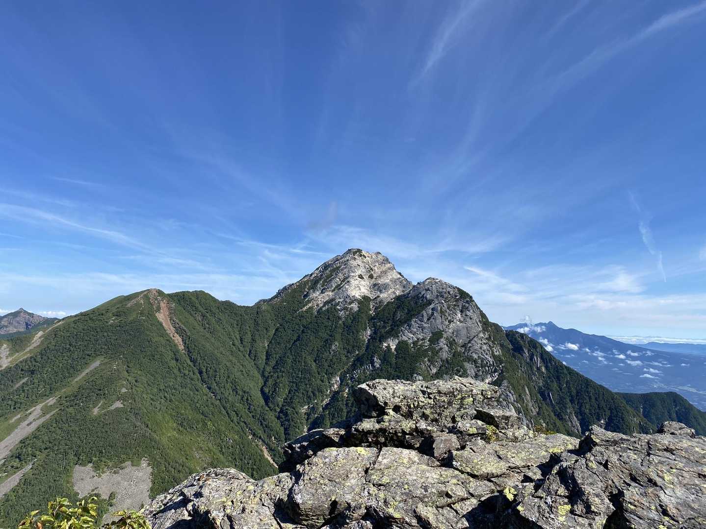改めて、かっこええ山やと思う✨
右下奥は黒戸尾根の黒戸山。
