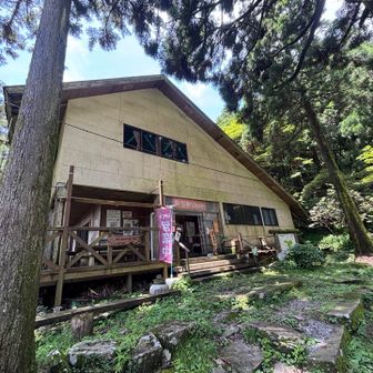 …… 多良岳金泉寺山小屋！

（ガラガラ）←引き戸

お邪魔しまーっす！！


図々しくもレモンスカッシュとお菓子をご馳走して頂いちゃいました。疲れた体に甘酸っぱいレモンが染みましたー😭本当にありがとです！
元気もらって、多良岳に向かいます
