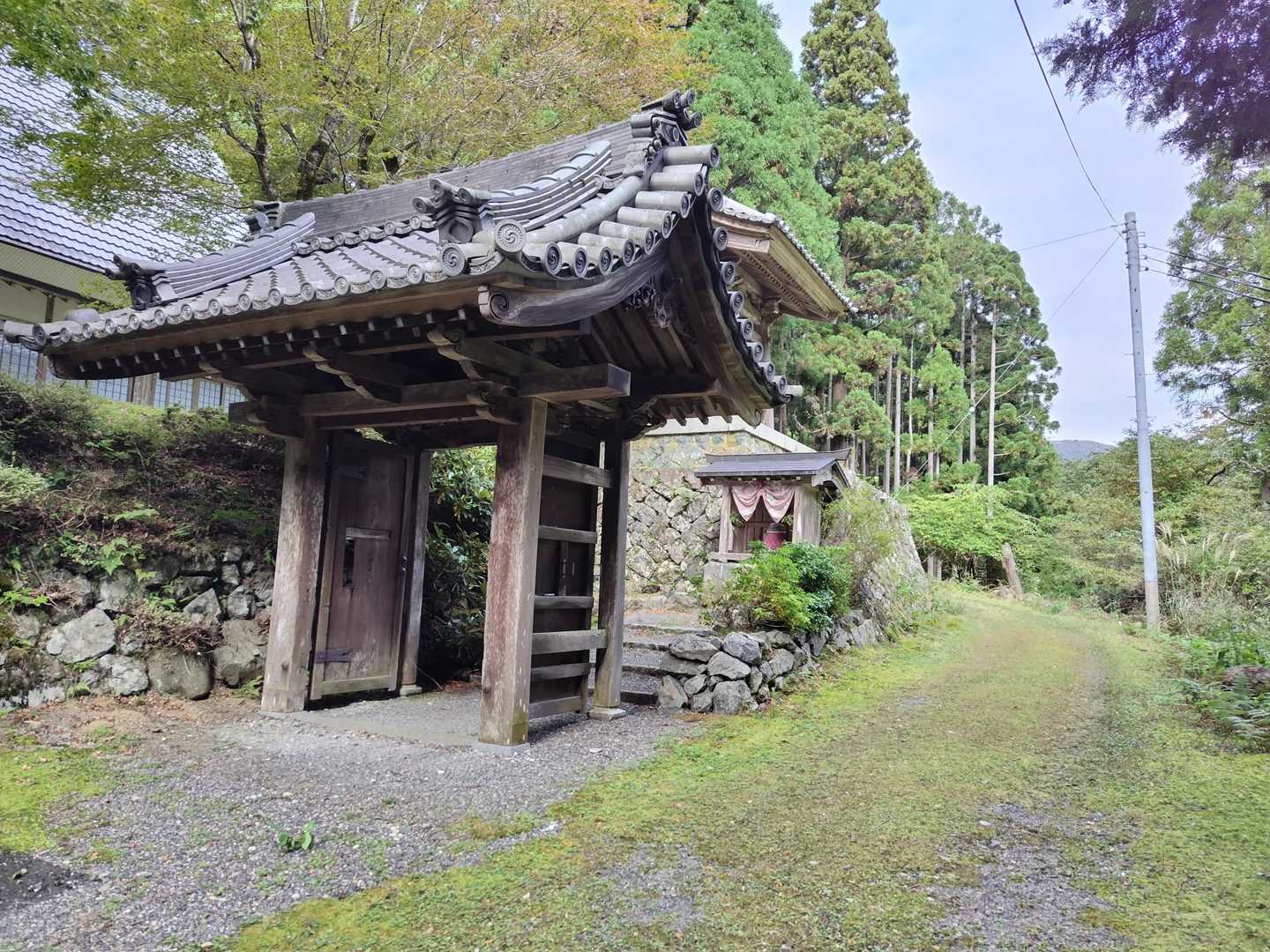 登山口、お寺の門の右側から入ります。