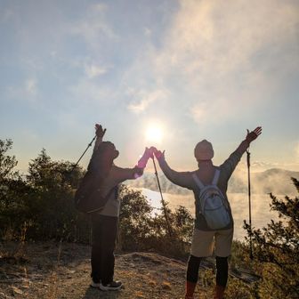 朝日を持ち上げる二人🌞